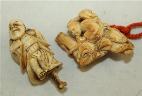 A Japanese ivory netsuke and a stag horn netsuke, late 19th/early 20th century, 4.5cm